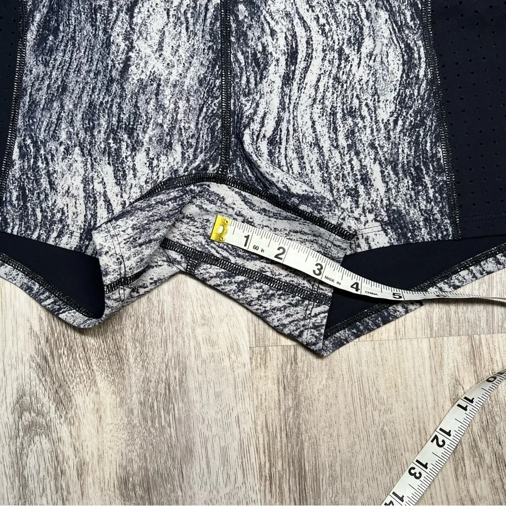 Lululemon Stylish Gray and Black Women's Shorts‎ Size Medium